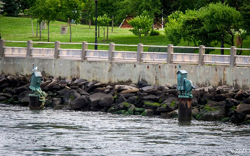 Unframmed11 Sculptures in the East River next to Roosevelt Island